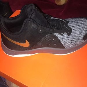 Nike air versitile lll